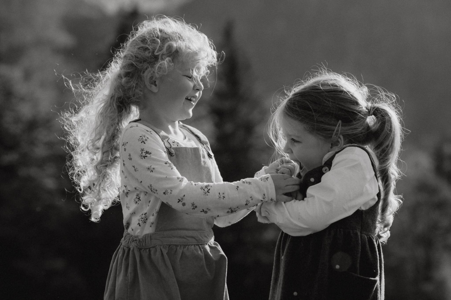 Familienfotografie im Herbst von Tanja Engelhardt: Familienshooting mit bunten Blättern und warmem Licht.
