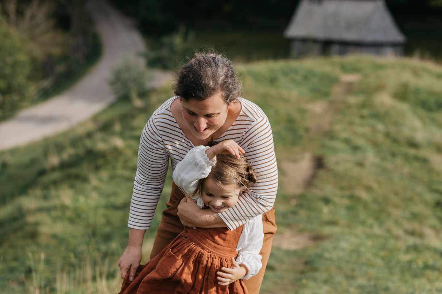 Familienfotografie im Herbst von Tanja Engelhardt: Familienshooting mit bunten Blättern und warmem Licht.